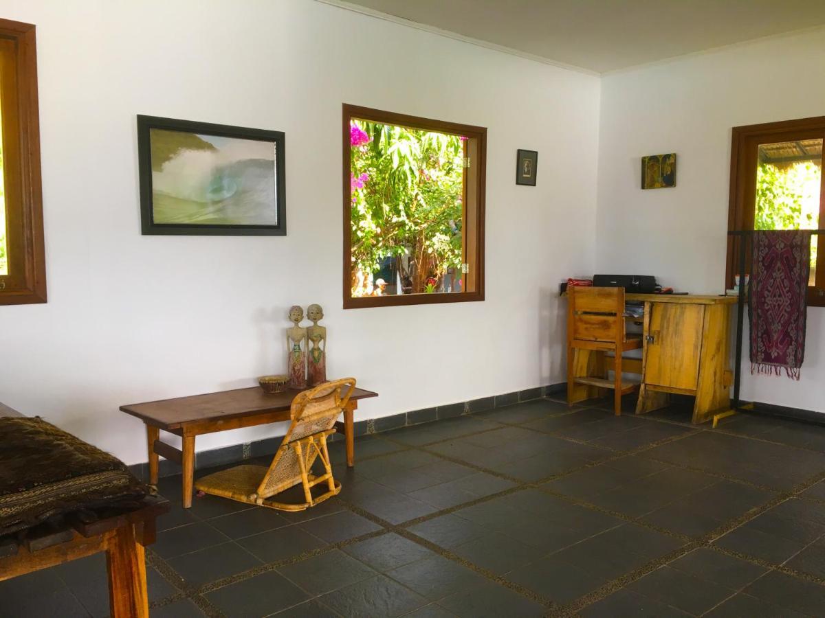 Merdeka House Maluk Екстериор снимка