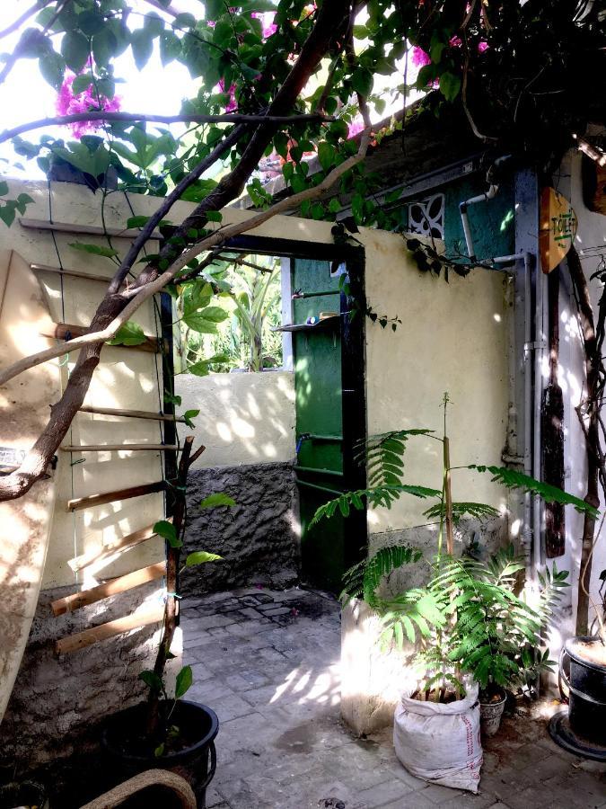 Merdeka House Maluk Екстериор снимка