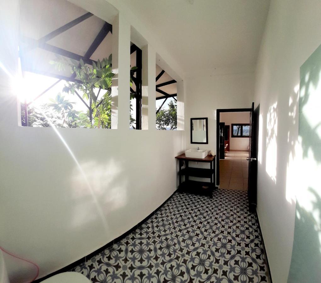 Merdeka House Maluk Екстериор снимка