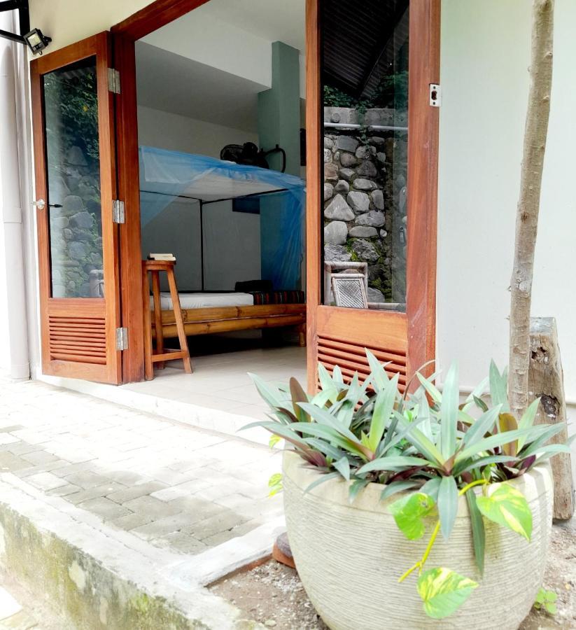 Merdeka House Maluk Екстериор снимка