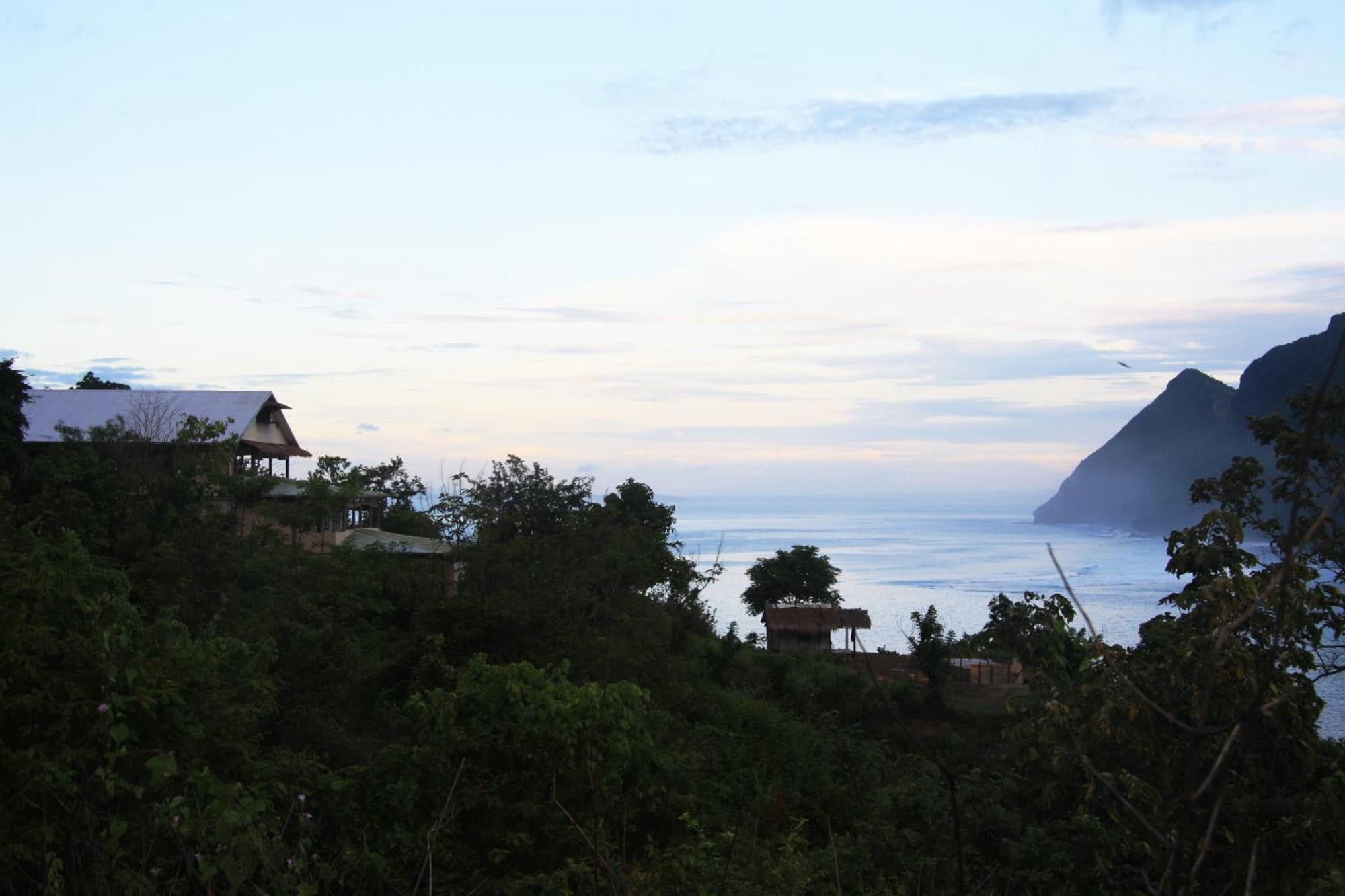 Merdeka House Maluk Екстериор снимка