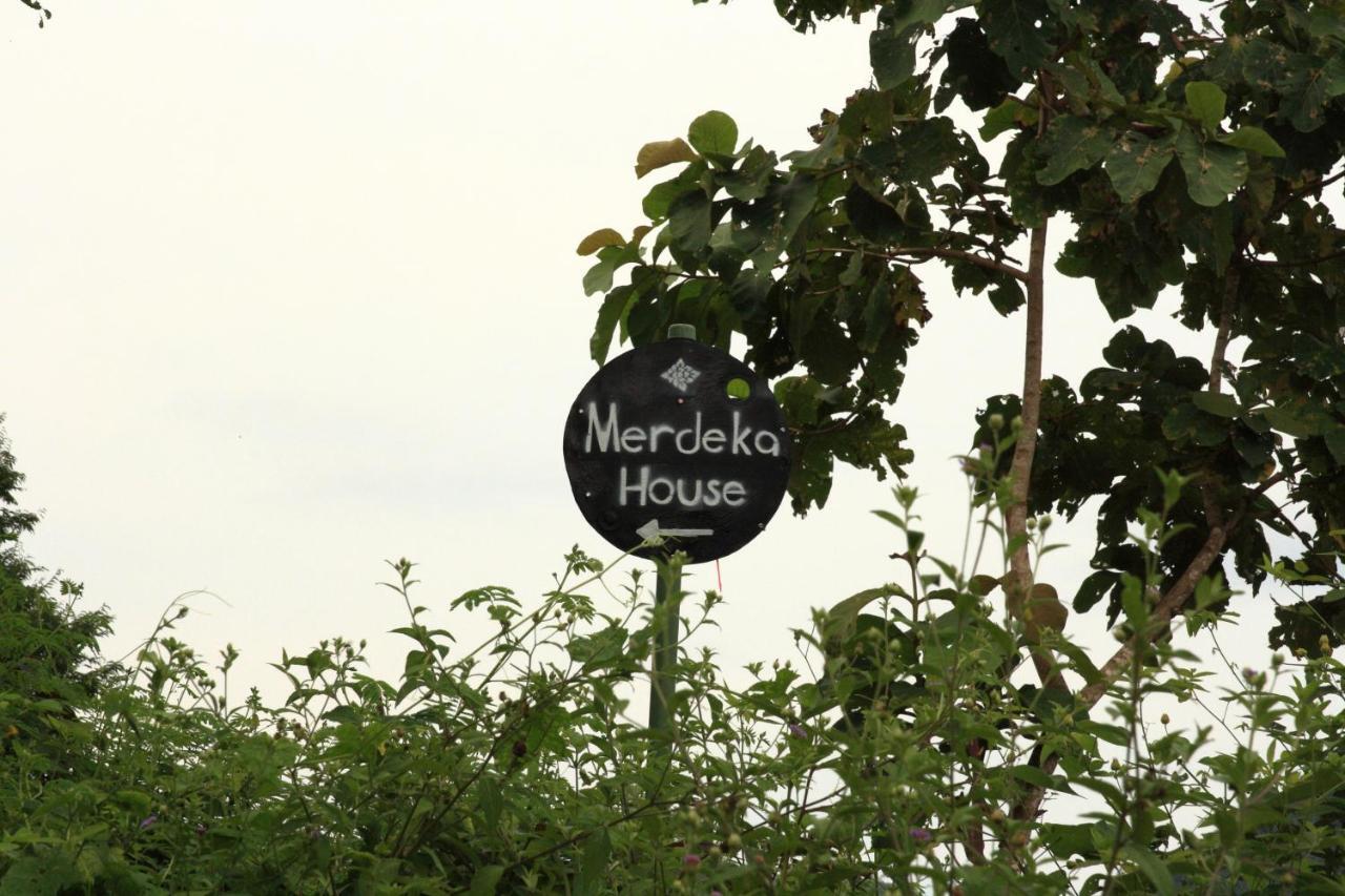 Merdeka House Maluk Екстериор снимка
